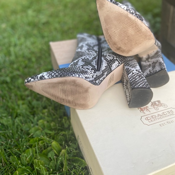 Size 8 Pretty Little Thing snake 🐍 skin booties 👢 - Picture 4 of 5